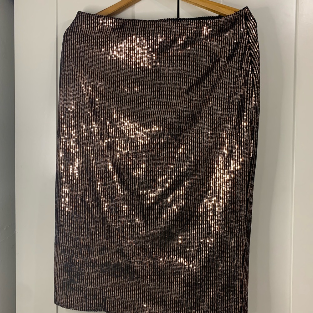 everleigh rose gold skirt size ➡️ L    ▶️ USED                   like New